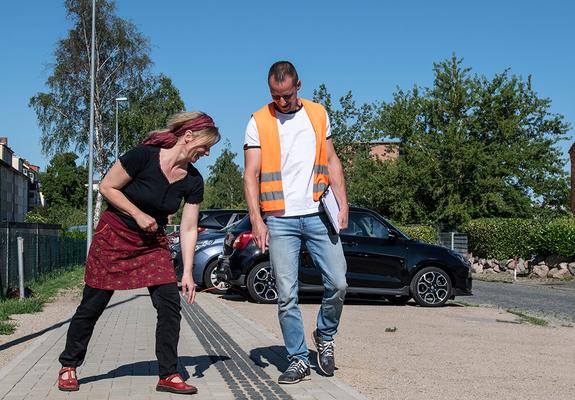 Derzeit unterhält die Landeshauptstadt ein circa 350 Kilometer langes Straßennetz. Die Mehrheit der Straßen wird von mindestens einem öffentlichen Geh- oder Radweg begleitet