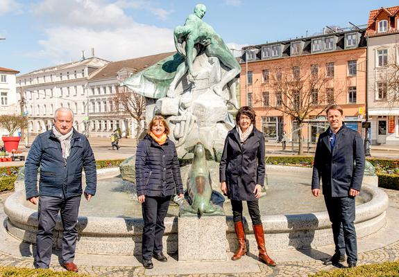 Schwerin ist von viel Wasser umgeben. Gleichwohl erfreut es in Form von Wasserspielen und Brunnen jedes Jahr sowohl Schwerinerinnen und Schweriner als auch viele Gäste.
