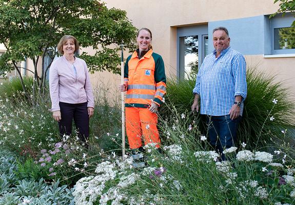 SDS-Werkleiterin Ilka Wilczek (l.) und Ulf Gräfner (r.), Technischer Sachbearbeiter und Ausbildungsleiter Öffentliches Grün, heißen Natalie Koop im Unternehmen willkommen