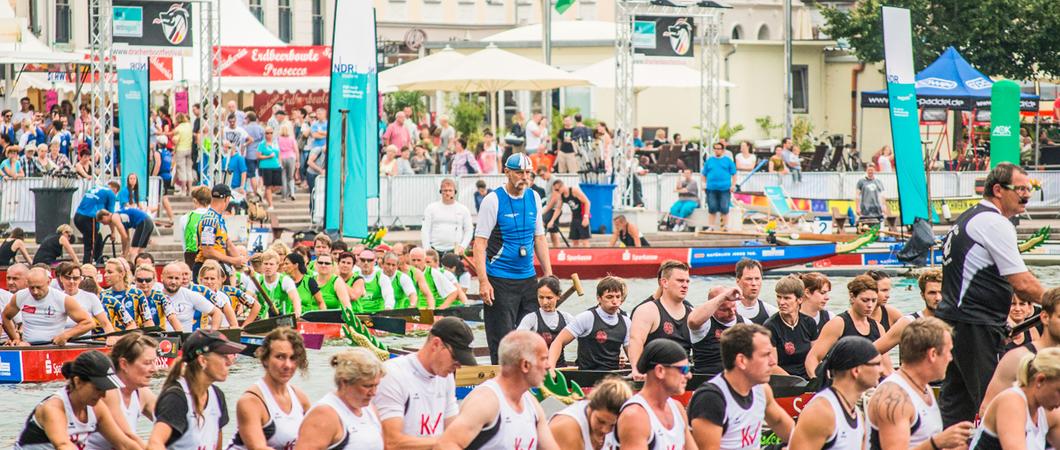 Im August wird das Südufer des Pfaffenteichs wieder zur Erlebniswelt. Mit dem Motto „Wir sind eine Menschenfamilie“ setzen die Organisatoren vom Mother Earth-Festival ein klares Zeichen für eine offene und inklusive Gesellschaft.