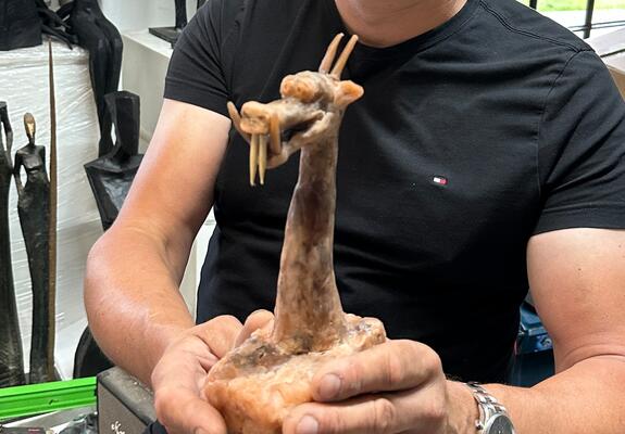 Ein Wachs-Modell des Glücksdrachen hat Künstler Nando Kallweit bereits angefertigt | Foto: maxpress