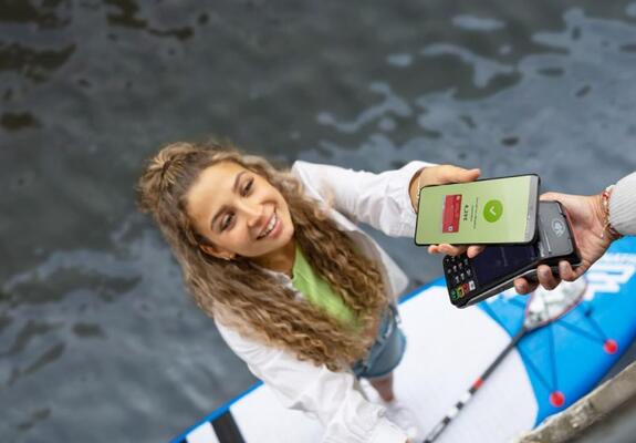 Mobiles Bezahlen ist hygienischer im Vergleich zur Verwendung von Bargeld und beschleunigt den Zahlungsprozess erheblich, Foto: DSV