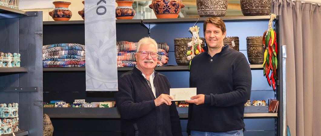 Bernd Grabe (Foto l.) aus dem Schweriner Haselholz konnte sein Glück kaum fassen. Er wurde aus dutzenden Einsendungen zum hauspost-Gewinnspiel gezogen und ist nun stolzer Besitzer eines 250 Euro- Einkaufsgutscheines