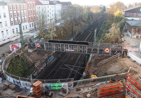 Es ist von weitem schon zu sehen, das riesige orange Bohrgerät an der Baustelle Wallstraße. Dieses wird benötigt, um die Baugrube für den Medienkanal zu sichern – für die Fachleute auf der Baustelle eine technische Herausforderung der nächsten Monate.
