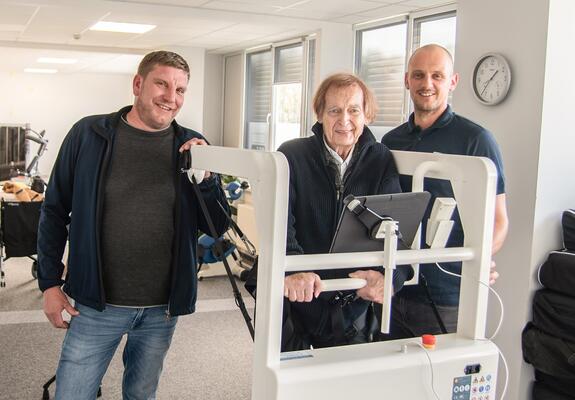 „Ich bin sehr erleichtert. Es geht vorwärts und ich merke schon deutlich Fortschritte“, Günter Nieß (M.), Schlaganfall-Patient, Foto: maxpress