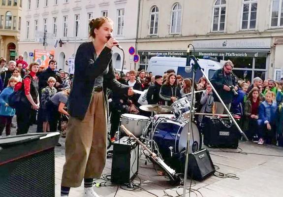 Miriam Rakel gibt Jugendlichen und Erwachsenen bei Demonstrationen, wie hier am Pfaffenteich, eine Stimme