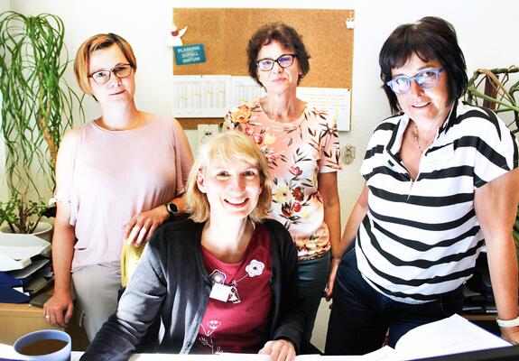 Dana Naujokat (v.l.), Astrid Paschiller, Ena Marx und Antje Doliff informieren und unterstützen Anfragende in allen Bereichen des Netzwerks für Menschen, Foto: Netzwerk für Menschen