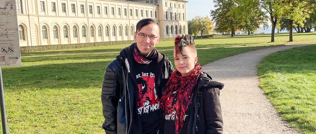 Schwarz ist ihre Lieblingsfarbe, dann Rot und danach Grün. Und weil dies in der Stadt viel zu finden ist, sind sie seit März 2020 in Schwerin – wobei Sven Bärwinkel zu seinen Wurzeln zurückgekehrt ist.