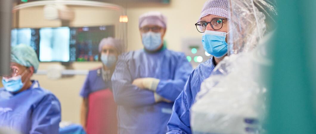 Alle Fachbereiche müssen nicht nur selbst große Erfahrung im Umgang mit reanimierten Patienten haben, sondern auch sehr eng koordiniert zusammenarbeiten. Ich bin stolz auf das Team, weil es zum Wohle der Patienten wirklich sehr gut funktioniert.