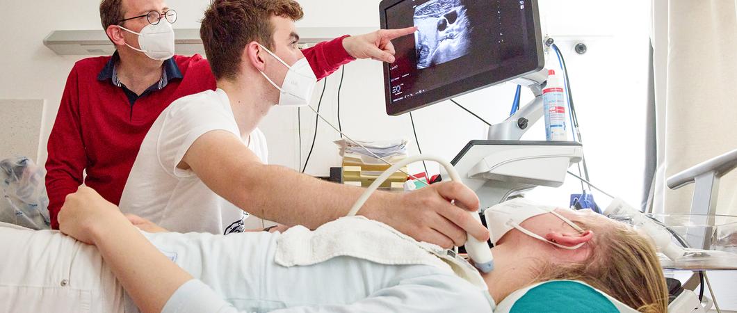 Bei einer Sonografie untersuchten sich die Studierenden gegenseitig. Angeleitet wurden sie dabei von Dr. Urs Lichtenauer