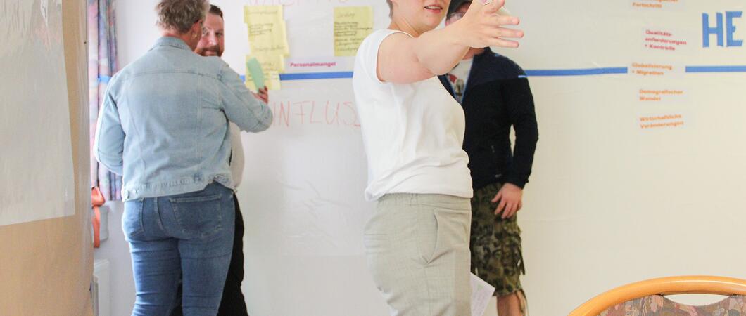 „Wie lässt sich das Grundrecht auf menschenwürdige Pflege in die Praxis umsetzen?" diskutierte das Netzwerk für Menschen in einem Workshop