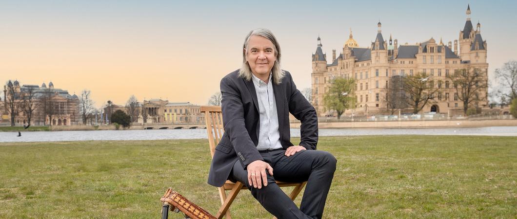 Als Generalintendant des Staatstheaters hat Hans-Georg Wegner immer viel zu tun – gerade jetzt, wenn die Schlossfestspiele mit neuer Vielfalt anstehen.