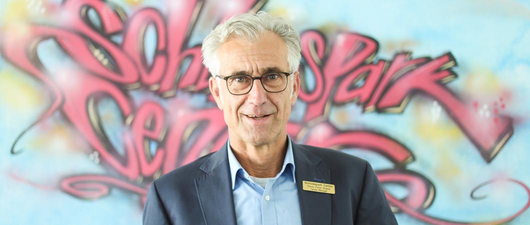 Das Center ist am stärksten von den Folgen der Bauarbeiten an der Wallstraße betroffen: Eine direkte Zufahrt zum Schlosspark-Center ist seit Sommer 2021 nicht mehr möglich und die Autofahrer mussten sich an neue Ausweichstrecken gewöhnen.