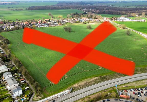 Bis zu 1.000 Wohneinheiten sollten hier entstehen – so sah es der 2020 beschlossene B-Plan für das Warnitzer Feld vor (Foto). Den hat OB Rico Badenschier nach seiner Umstrukturierung des Bereiches Stadtentwicklung und Bauen auf Eis gelegt.