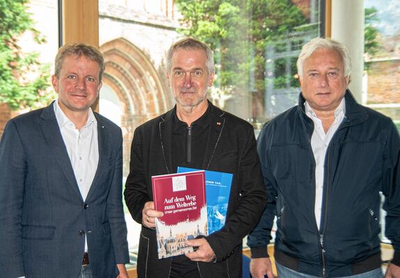Wer den Blick durch die großen Glasfenster der Dom-Station der Stadtwerke Schwerin schweifen lässt, sieht das älteste Gebäude der Schweriner Welterbe- Bewerbung – den Dom.