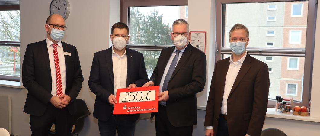 Am 3. März 1997 öffneten sich erstmals die Türen der neuen Sparkassen-Filiale in Neu Zippendorf. 20 Jahre später gab es wieder einen Grund zum Feiern: Die Filiale erstrahlte in neuem Glanz.