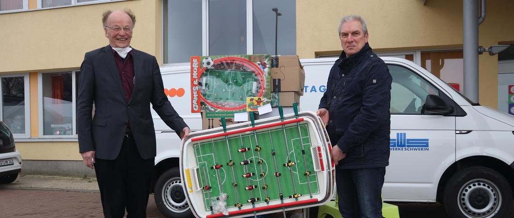 itarbeiterinnen und Mitarbeiter der Stadtwerke Schwerin haben das Foyer des Unternehmens in den letzten Wochen mit allerhand Spielsachen gefüllt.