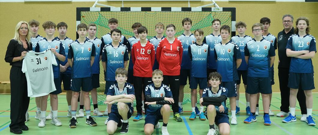 Allen Grund zum Strahlen hat die Handballjugend des ESV Schwerin über das Engagement von Fielmann. Deutschlands größter Augenoptiker schenkt der jüngeren C- und B-Jugend je einen neuen Trikotsatz.