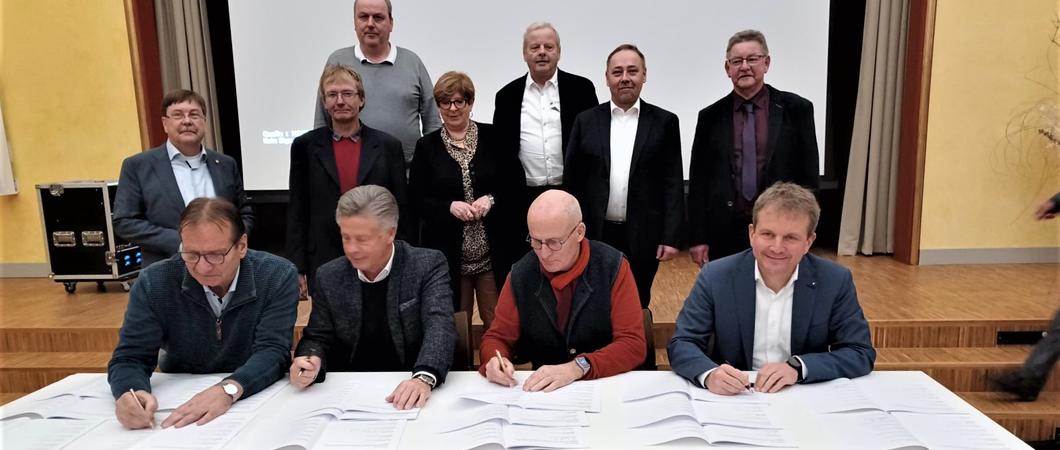 Feierliche Unterzeichnung des gemeinsamen Rahmenplans durch Oberbürgermeister Badenschier und die Bürgermeister der Umlandgemeinden, Foto: LHS/Michaela Christen