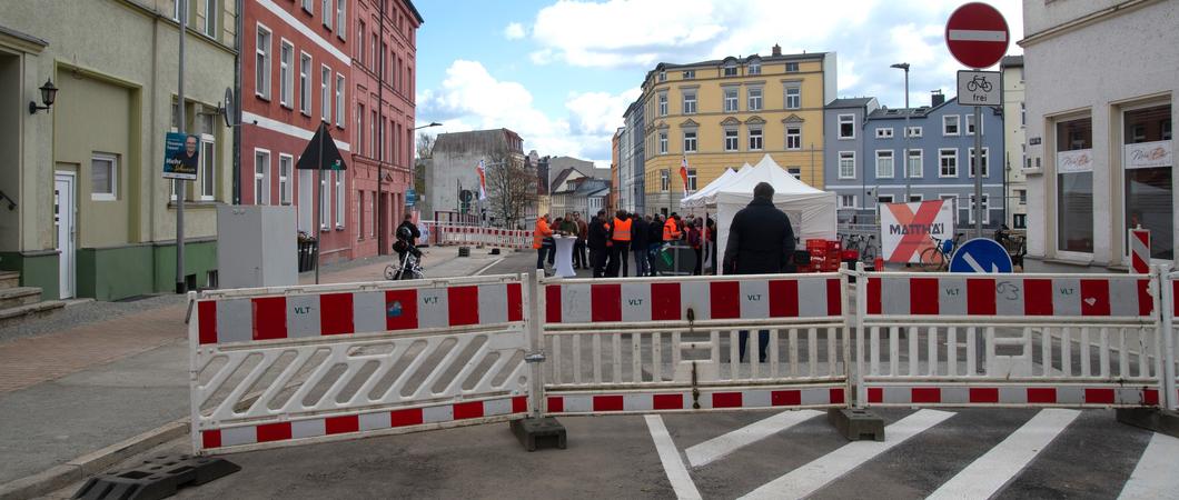 Seit dem 27. April ist der Neubau der Brücke Wallstraße über die Gleise der Deutschen Bahn AG wieder für den öffentlichen Verkehr frei gegeben.