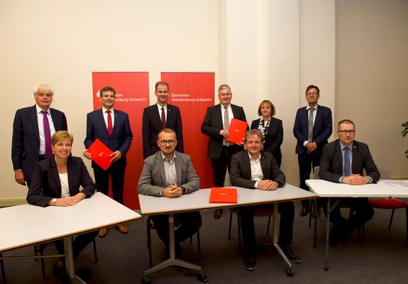 Am Abend des 29. September haben die Vertreter der Sparkasse Mecklenburg-Schwerin, der Sparkasse Parchim-Lübz und der zugehörigen Landkreise den Fusionsvertrag der beiden Sparkassen unterschrieben.