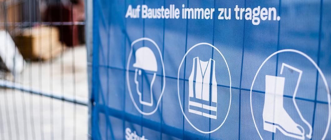 Gerüste ohne Schutzgeländer, ungesicherte Baugruben, mangelhafte oder fehlende Schutzkleidung, Überstunden in Dauerschleife …: Verstöße gegen den Arbeitsschutz sollen auf den Baustellen in Schwerin möglichst keine Chance haben.