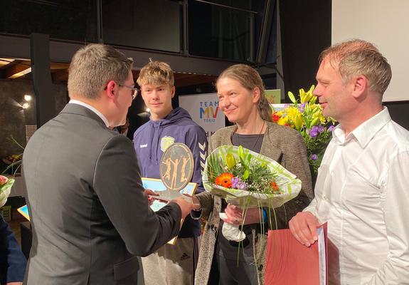 Das umfassende Engagement des Vereins Mecklenburger Stiere Schwerin e.V. in der Arbeit mit Kindern und Jugendlichen wurde am Samstagabend bei einer Festveranstaltung des Landessportbundes und der Sportjugend M-V zur Ehrung der Jugend- und Juniorenmeister