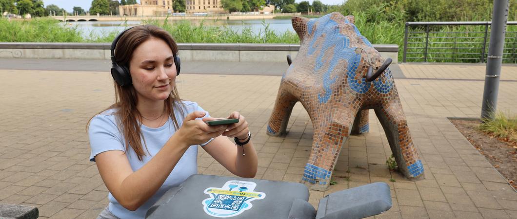 Das Handy zücken, den QR-Code-Scanner aktivieren, Aufkleber anvisieren und schon ist ein Hörstück zu einer Schweriner Sehenswürdigkeit parat. So funktioniert CITYTOGO.Schwerin für alle, die in der Stadt unterwegs sind.