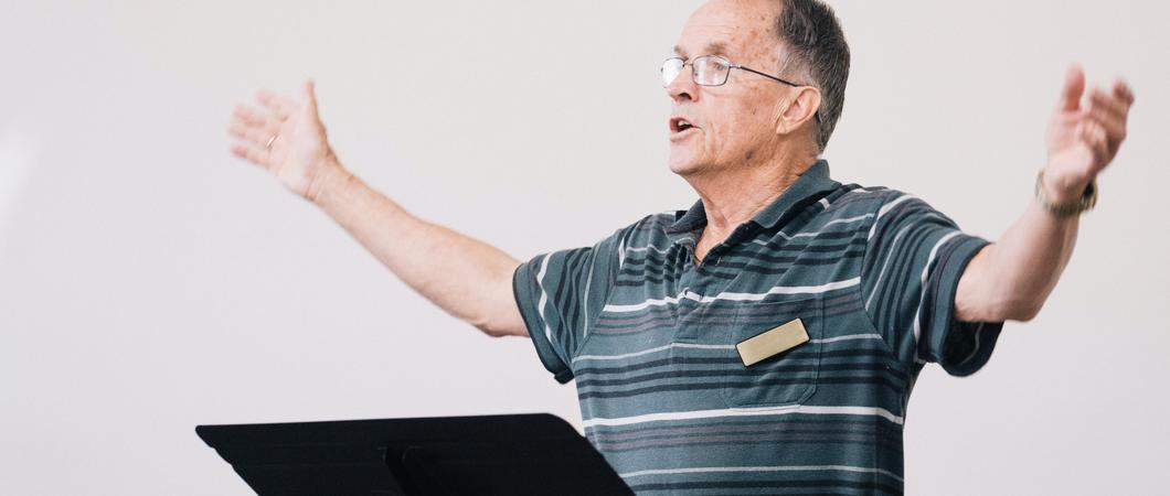 Demenzerkrankte treffen sich beim Singkreis des Konservatoriums Schwerin im Brigitte Feldtmann Saal, um gemeinsam zu singen, zu lachen und sich an die Lieder ihrer Kindheit zu erinnern, Foto: Pexels