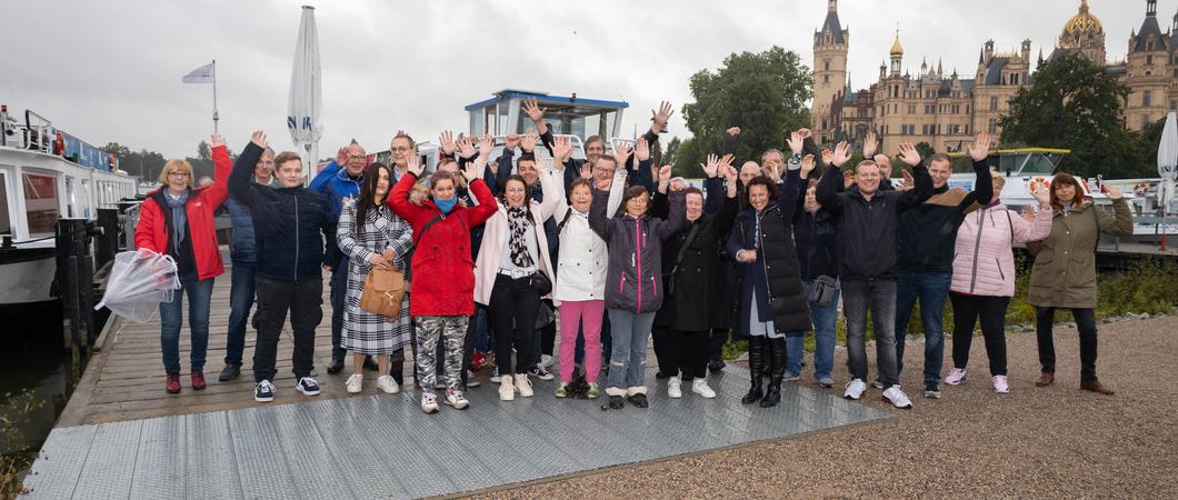 Gruppenfoto mit einem Teil der Helfer, die im Frühjahr ehrenamtlich bei der Einrichtung der Flüchtlingsunterkünfte und der Betreuung der ukrainischen Menschen mitangepackt haben, Foto: maxpress