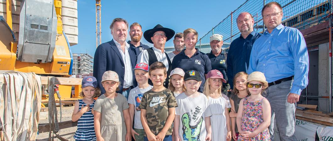 Jens Leupold (r.) und Tom Neugebauer (2.v.r) vom DRK-Kreisverband Schwerin, Architekt Jens-Peter Kasbohm (l.) sowie Mitarbeiter der Baufirma und die Kita-Kinder freuen sich über das Richtfest, Foto: maxpress