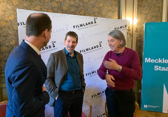 Kai Lorenzen (Vorstandsvorsitzender Sparkasse Mecklenburg-Schwerin), Volker Kufahl (Künstlerischer Leiter FILMKUNSTFEST MV) und Hans-Georg Wegner (Generalintendant Staatstheater) freuen sich auf das Filmkonzert, Fotos: maxpress