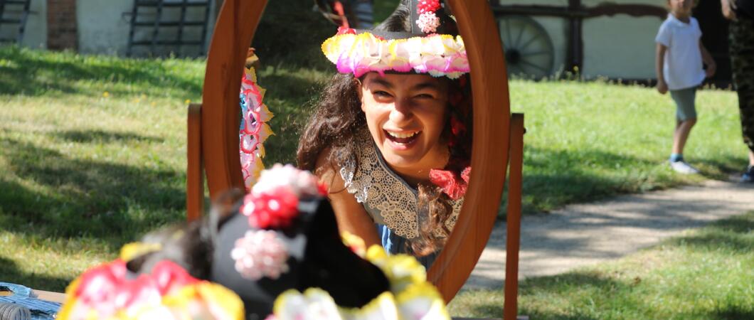 Am Mittwoch, den 23. August bereiten Museumsmitarbeiterinnen zum letzten Mal in diesen Sommerferien farbenfrohe, spielerische und kreative Angebote für Kinder und Familien vor, Foto: Fred-Ingo Pahl