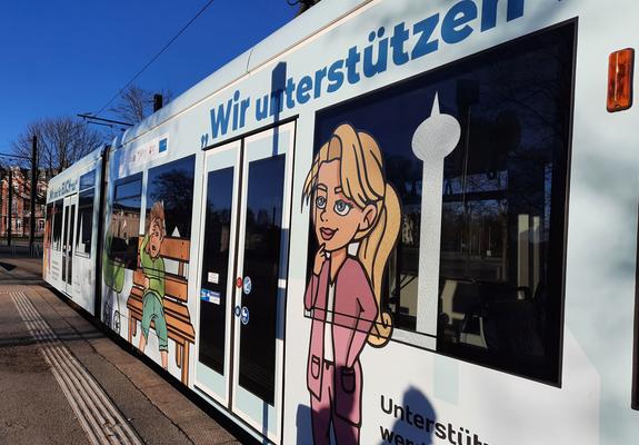 „Wir unterstützen euch“ – eine Straßenbahn des Nahverkehrs Schwerin macht werdende Eltern und Eltern mit Kindern bis 3 Jahre neuerdings auf alle Angebote der Frühen Hilfen in der Landeshauptstadt Schwerin aufmerksam.