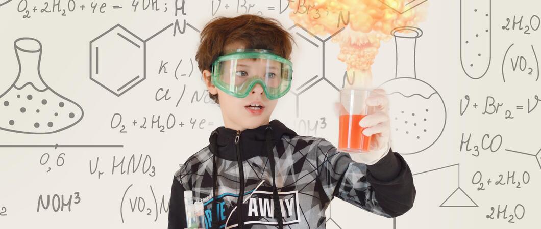 Offene Münder und Begeisterung sind vorprogrammiert, wenn die Kinder beim „Offenen Labor“ im Frei-Zeit-Hort an 20 verschiedenen Stationen Experimente durchführen und begleiten können.