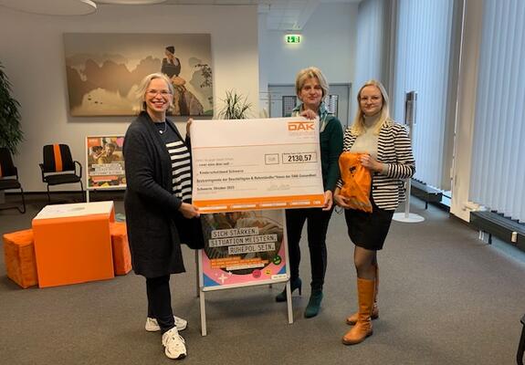 v.r.: Stefanie Dahl und Kathrin Lamprecht von der DAK sowie Dörthe Graner-Helmecke, Vorsitzende des Kinderschutzbundes Schwerin