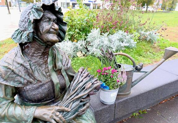 Im Juni 2010 wurde der Blumenfrau im Herzen Schwerins ein lebensgroßes Denkmal gesetzt – eine Bronzeskulptur am Bertha-Klingberg-Platz, Foto: LHS
