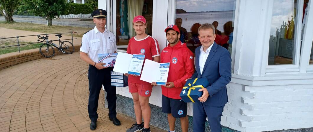 Oberbürgermeister Rico Badenschier und der Leiter der Polizeiinspektion Nils Rosada dankten den Lebensrettern Mohamad Kasier und Christian Schinner, Foto: Landeshauptstadt Schwerin