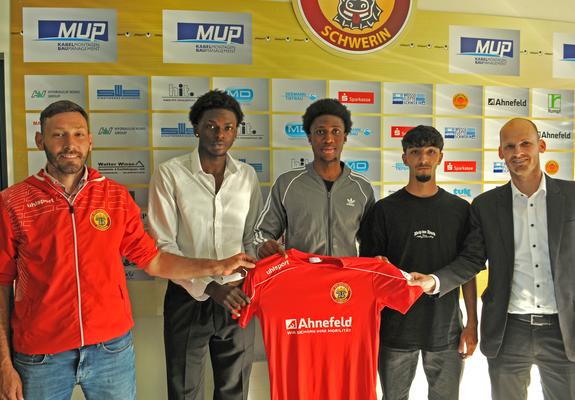 FCM Cheftrainer Stefan Lau, Nahum Wellot Samba, Ziad Mamadou, Umran Saeid und FCM Sportdirektor Björn Blechenberg