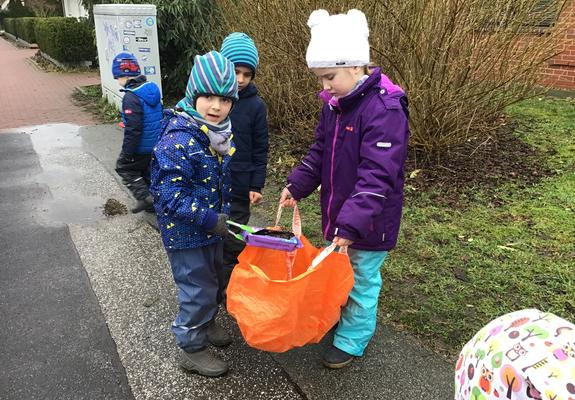 Matti, Paul und Emilia (von links nach rechts) ärgern sich über viel Müll, der sorglos liegen gelassen wird: „Vielleicht haben die Menschen auch keinen Mülleimer gefunden“, erklärt sich Paul die Verschmutzungen