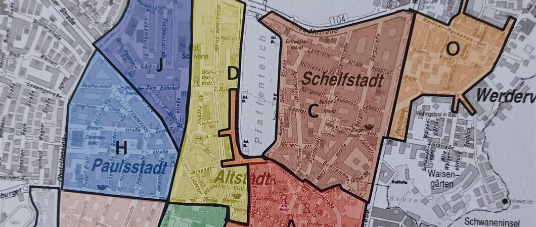 Ab sofort dürfen Bewohner mit einem Parkausweis zonenübergreifend im gesamten Innenstadtbereich parken. Die Regelung gilt bis zum Jahresende. Im Zuge des intensiven Baugeschehens in der Innenstadt fallen eine Vielzahl an Bewohnerparkplätzen weg.