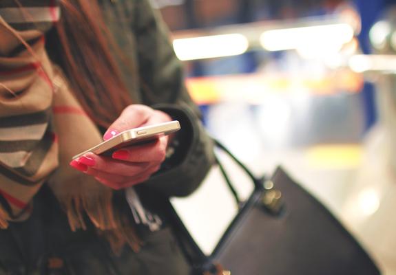 Auf das Corona-Virus PCR-positiv getestete Personen werden ab Wochenbeginn zum Teil bereits vor der telefonischen Kontaktaufnahme per SMS und, wenn bekannt, per E-Mail informiert