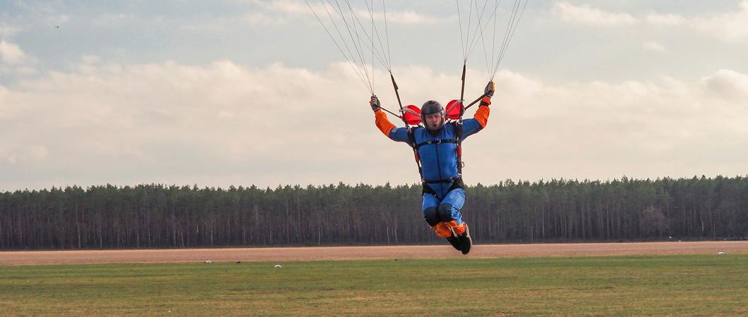 „Gruß aus der Luft“ – erstmals fliegen am Samstag gegen 16 Uhr Fallschirmspringer vom Fallschirmsportclub Mecklenburg e.V. am Zippendorfer Strand ein.