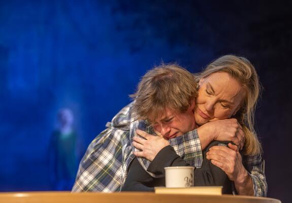 Sasha Bornemann und Kerstin Westphal als Sohn und Mutter in "De Söhn"