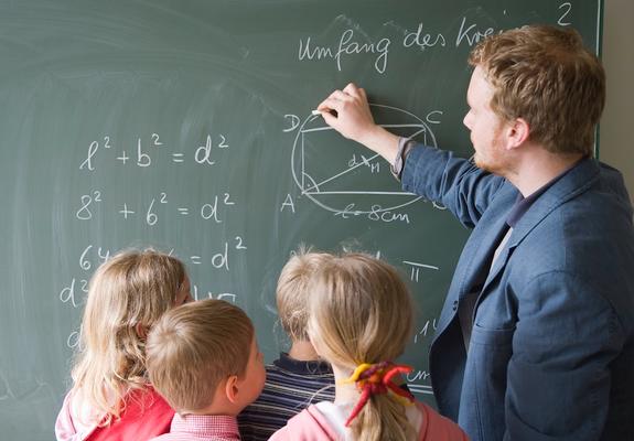 Schulanmeldungen können digital oder persönlich im Stadthaus eingereicht werden, Foto: CC/maxpress