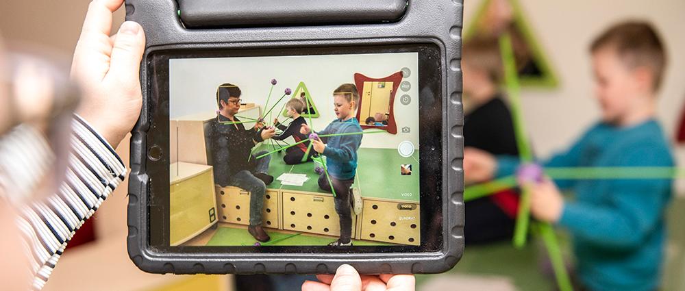 Die Wegbegleiter der Kita gGmbH – hier bei den Waldgeistern – fangen tolle Momente sofort mit dem Tablet ein. Dank „Mehr Zeit für Kinder“ ist das an der Tagesordnung