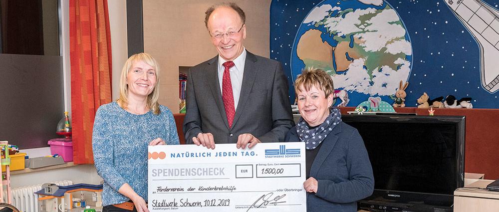 Daniela Kutzner (l.) und Vertriebsleiterin Karin Peter übergaben die Spende an den Fördervereinsvorsitzenden Prof. Dr. Peter Clemens