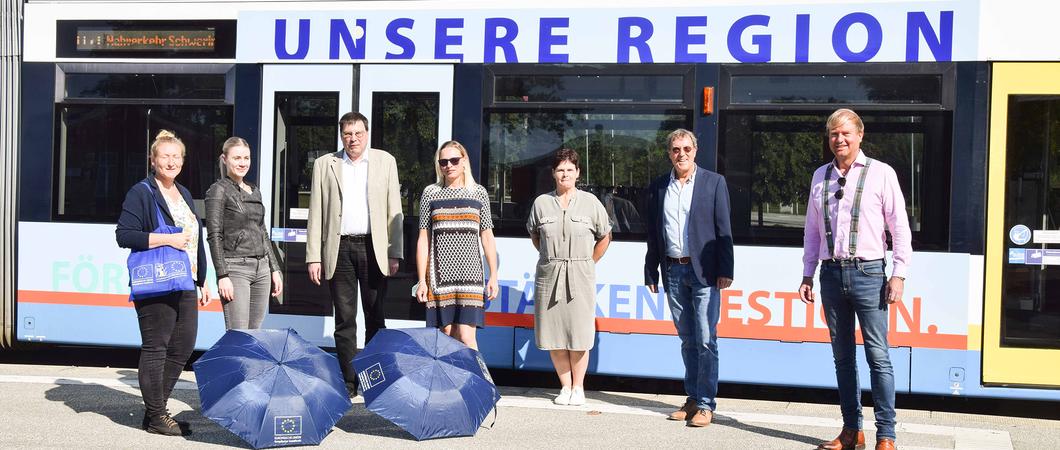 „Unsere Region fördern, stärken, festigen“, prangt seit dem 9. September groß auf einer der Schweriner Stadtbahnen.