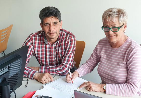 AWO-Pädagoge Abdalla Alessa mit Pädagogin Silvia Rödiger von RegioVision bei der Arbeitsbesprechung im Campus am Turm