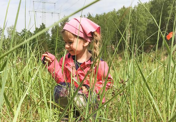 Wer denkt, hier werden allein die Erzählbücher aufgeklappt und ständig vorgelesen, der irrt: Die „Märchenkita“ macht viel mehr. Die Kinder lernen Verse, Finger-, Sing- und Tanzspiele und erforschen alles um sie herum mit allen Sinnen.